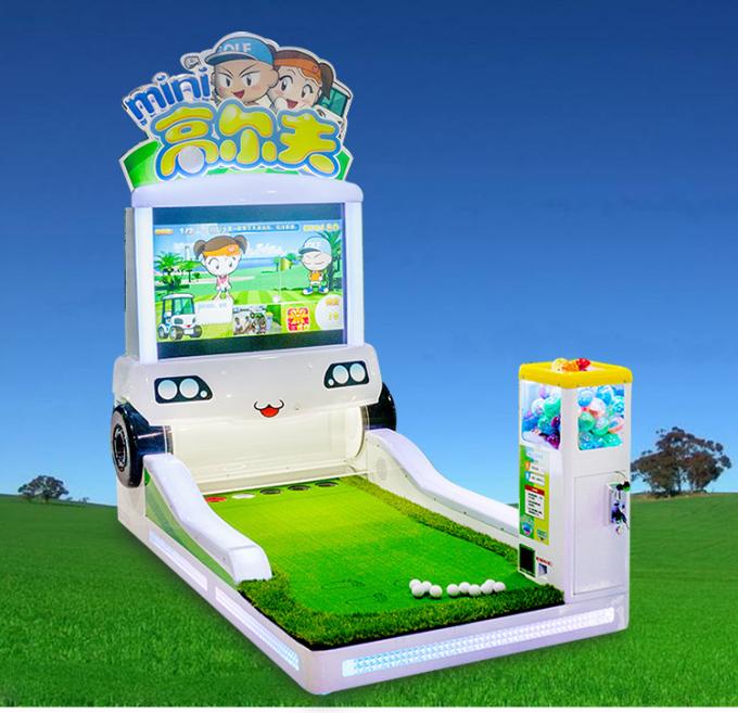 Dzieci bawią się w szaloną maszynę do gry w mini golfa w centrum rozrywki